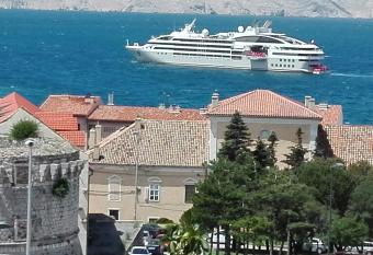 Apartment Helena has Balcony rooms