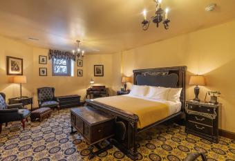 Steele Mansion Inn & Gathering Hub has rooms with a private hot tub