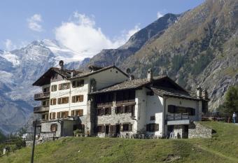 Lou Tsantelet allows 18 year olds to book a room