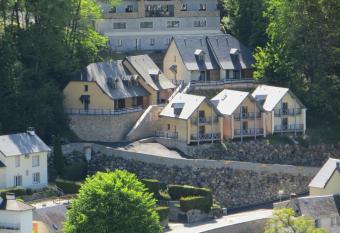 Domaine Du Sauveur allows 18 year olds to book a room
