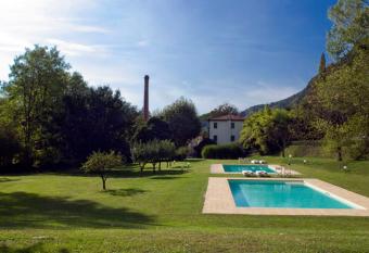 Villa La Bianca allows 18 year olds to book a room