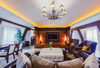 Grand Hotel Boutique has rooms with a private hot tub