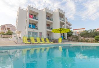 Villa Sunset has Balcony rooms