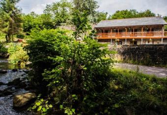 The Falcon Inn Retreat has Balcony rooms