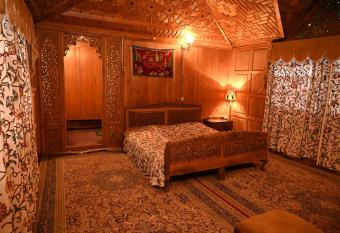 Kings Houseboats allows 18 year olds to book a room