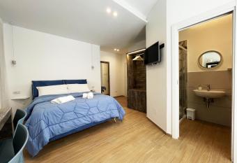 Sunny House has Balcony rooms