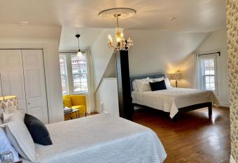 Groundswell Pub & Inn has rooms with a private hot tub