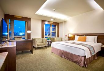 Zhong Ke Hotel has rooms with a private hot tub