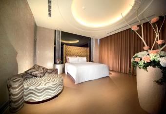 Yen Jim Boutique Motel has rooms with a private hot tub