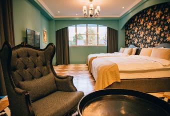 Look Bed and Breakfast has rooms with a private hot tub