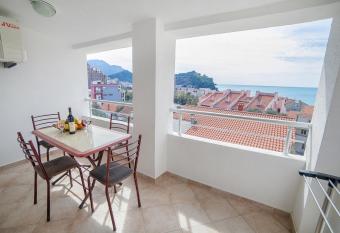 Apartments Ivan has Balcony rooms