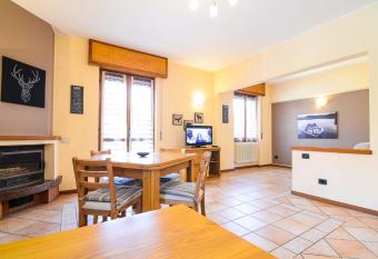 Il Sogno Deluxe Bellagio has rooms with a private hot tub