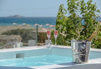 Golden Sand has rooms with a private hot tub