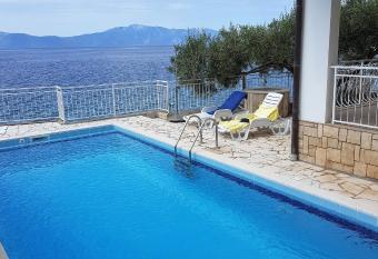 Villa Falcon has Balcony rooms