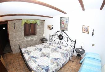 Agriturismo Monte Due Torri has Balcony rooms