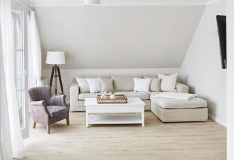 Techts Strandhaus allows 18 year olds to book a room