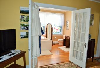 Heathwood Inn has Balcony rooms