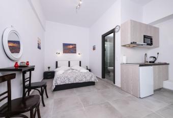 Akrogiali Apartments has rooms with a private hot tub