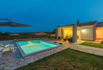 Holiday Home Casa Vida has Balcony rooms