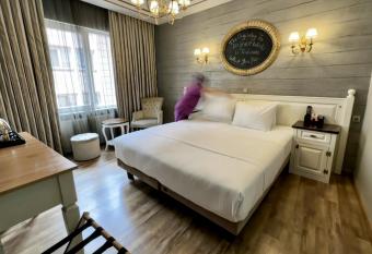 My Dora Hotel has rooms with a private hot tub