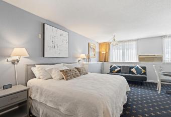 The Niantic Inn has Balcony rooms