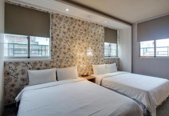 East Dragon Hotel has rooms with a private hot tub