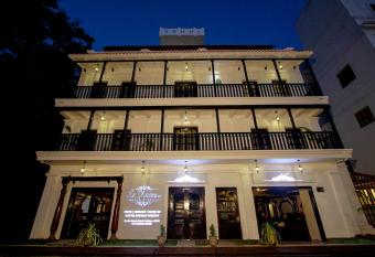 Le Chateau has Balcony rooms