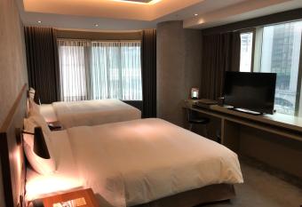 CHECK inn Taipei Nanjing has rooms with a private hot tub