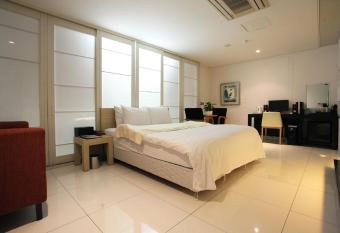 Yuwon Hotel has rooms with a private hot tub