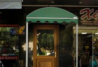 Nhtel Acomoda    es allows 18 year olds to book a room