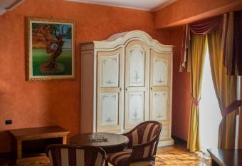 Albergo Ristorante Uliveto has rooms with a private hot tub