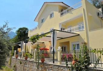 Nestor Apartments has Balcony rooms