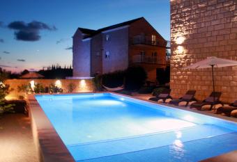 Villa Grand Pinea has Balcony rooms