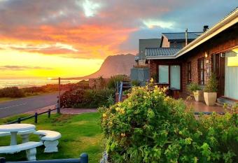 La Mer Seafront Selfcatering Accommodation Kleinmond allows 18 year olds to book a room