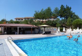 Gardenos Hotel and Pool has Balcony rooms