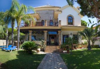 Hotel Azalea Playa allows 18 year olds to book a room