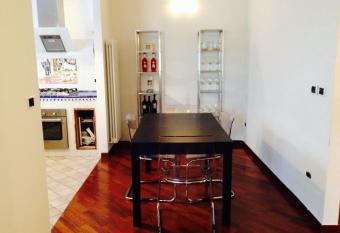 Villa Vanessa has rooms with a private hot tub