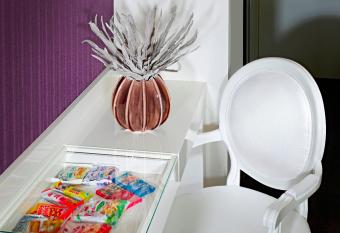 Blue Relais Maggiore has rooms with a private hot tub