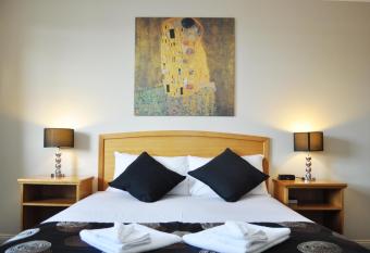 Meadowbrook Hotel Brisbane allows 18 year olds to book a room