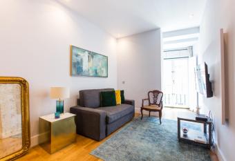 Your Home in Pal  cio do Bairro Alto allows 18 year olds to book a room