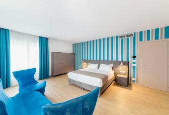 Diamante MHotel has rooms with a private hot tub