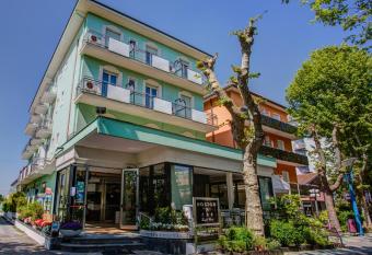 Hotel Boston allows 18 year olds to book a room