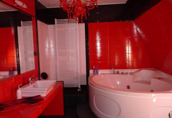 Kardamon has rooms with a private hot tub