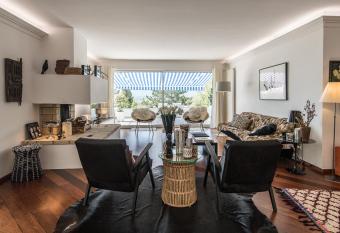 La Villa Haute Corniche allows 18 year olds to book a room