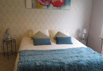 Manoir du Brugnobois has rooms with a private hot tub