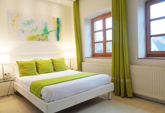Hotel Apartment Puell allows 18 year olds to book a room