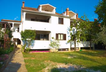 Nada Apartments has Smoking/Balcony rooms