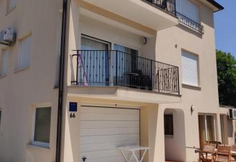 Apartment Greta,50 METERS TO THE BEACH has Balcony rooms