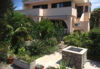 Apartments Toni-Malinska has Balcony rooms