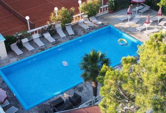 Hotel Franca allows 18 year olds to book a room